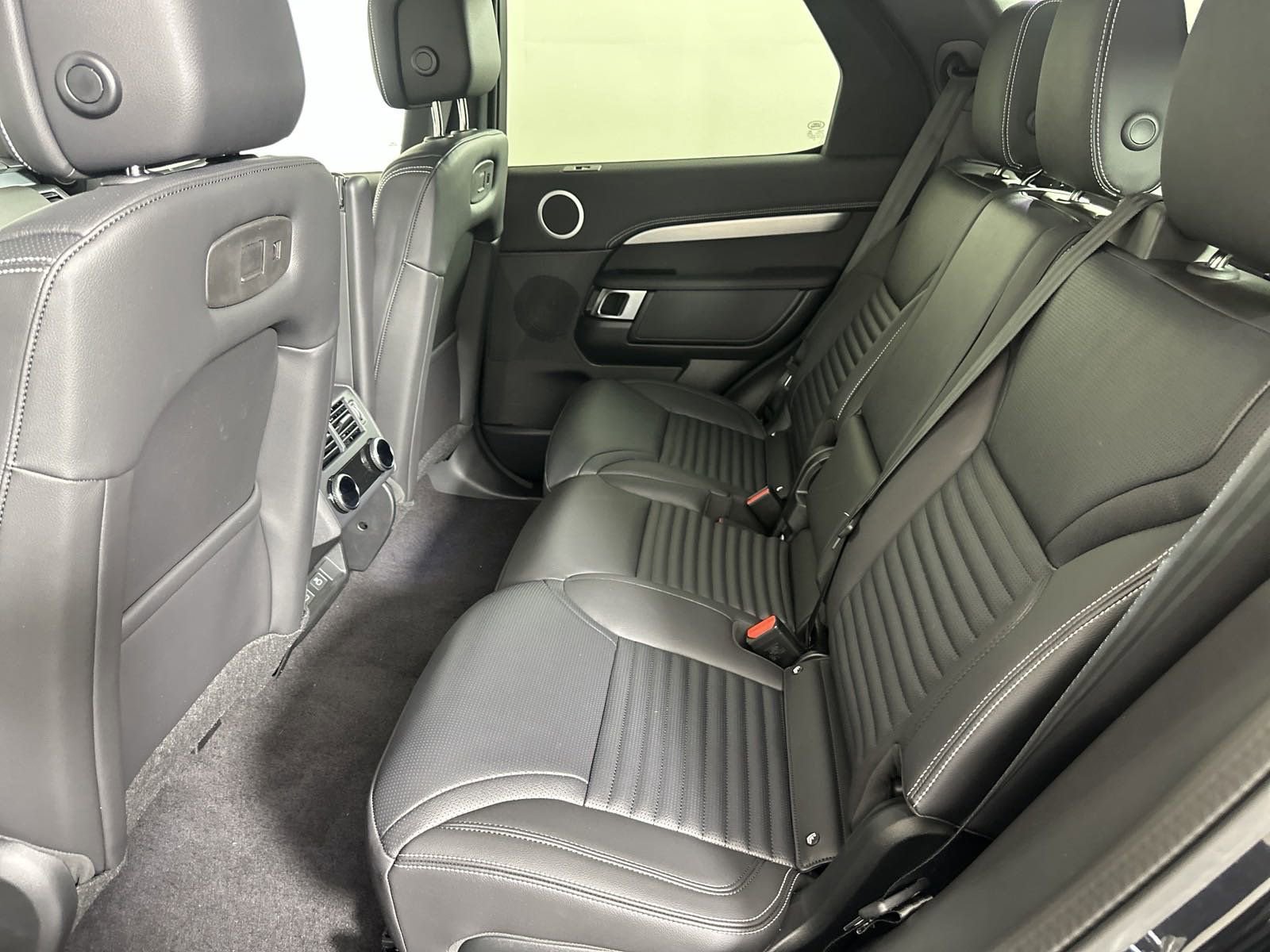 Certified 2025 Land Rover Discovery Dynamic SE AWD/4WD image 12