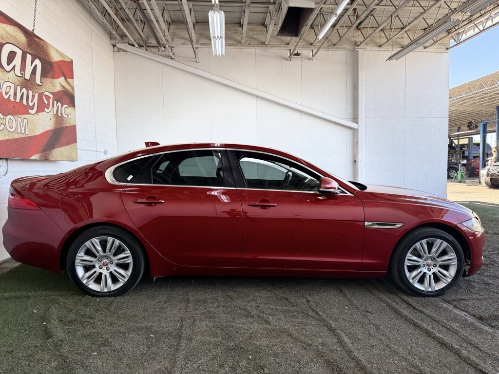 Used 2017 Jaguar XF Premium image 4