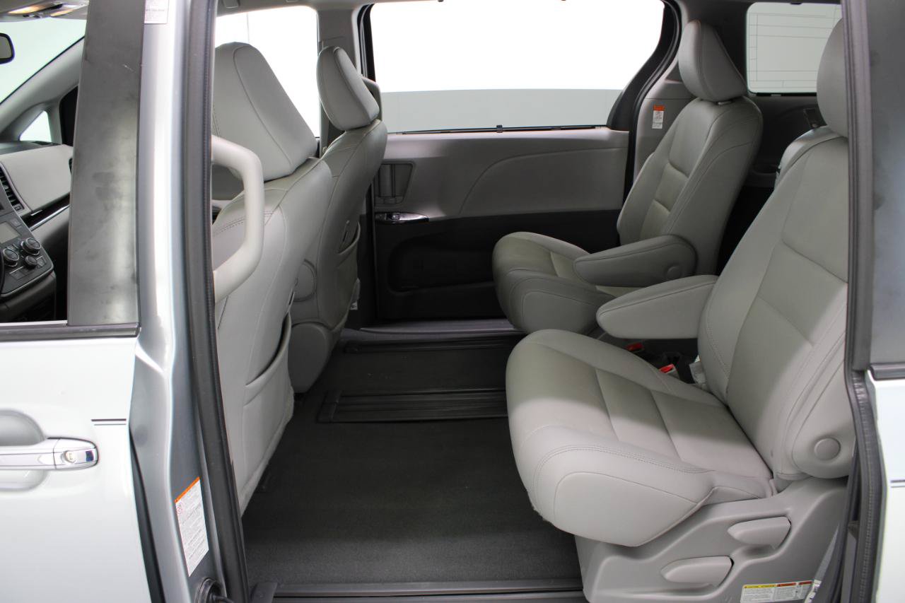 Used 2020 Toyota Sienna XLE Premium FWD image 29
