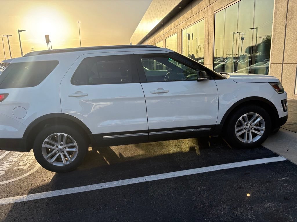 Used 2017 Ford Explorer XLT w/ Equipment Group 202A FWD image 7
