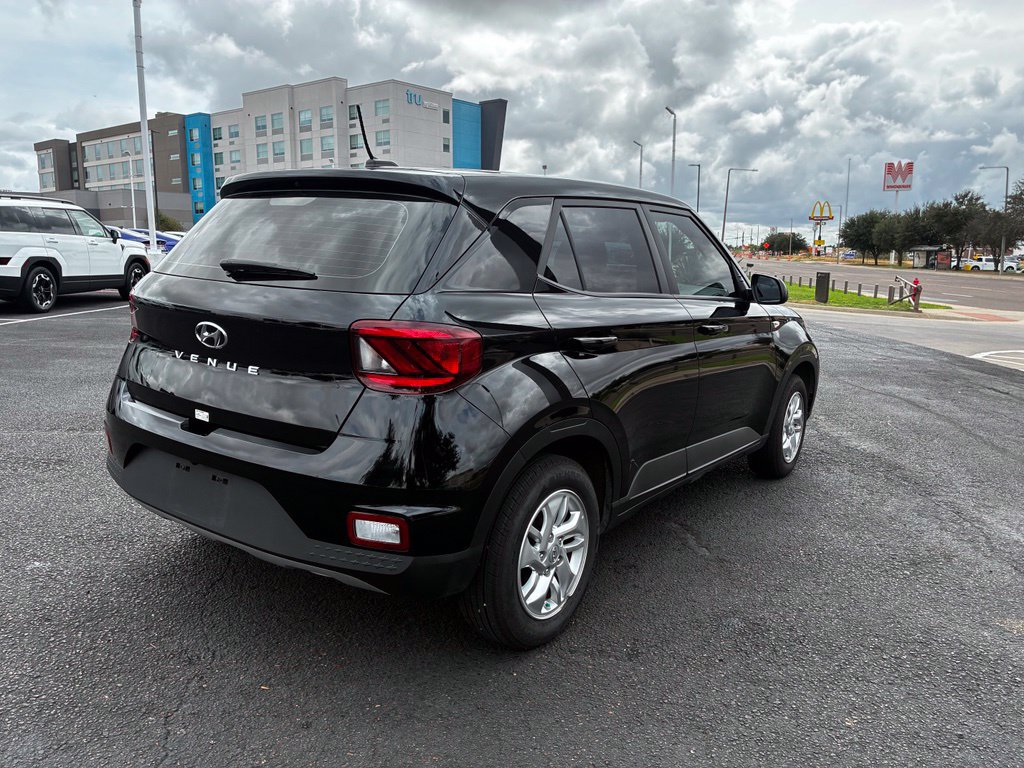 Used 2025 Hyundai Venue SE FWD image 5