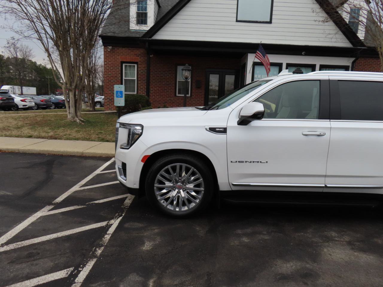 Used 2024 GMC Yukon Denali w/ Advanced Technology Package image 2