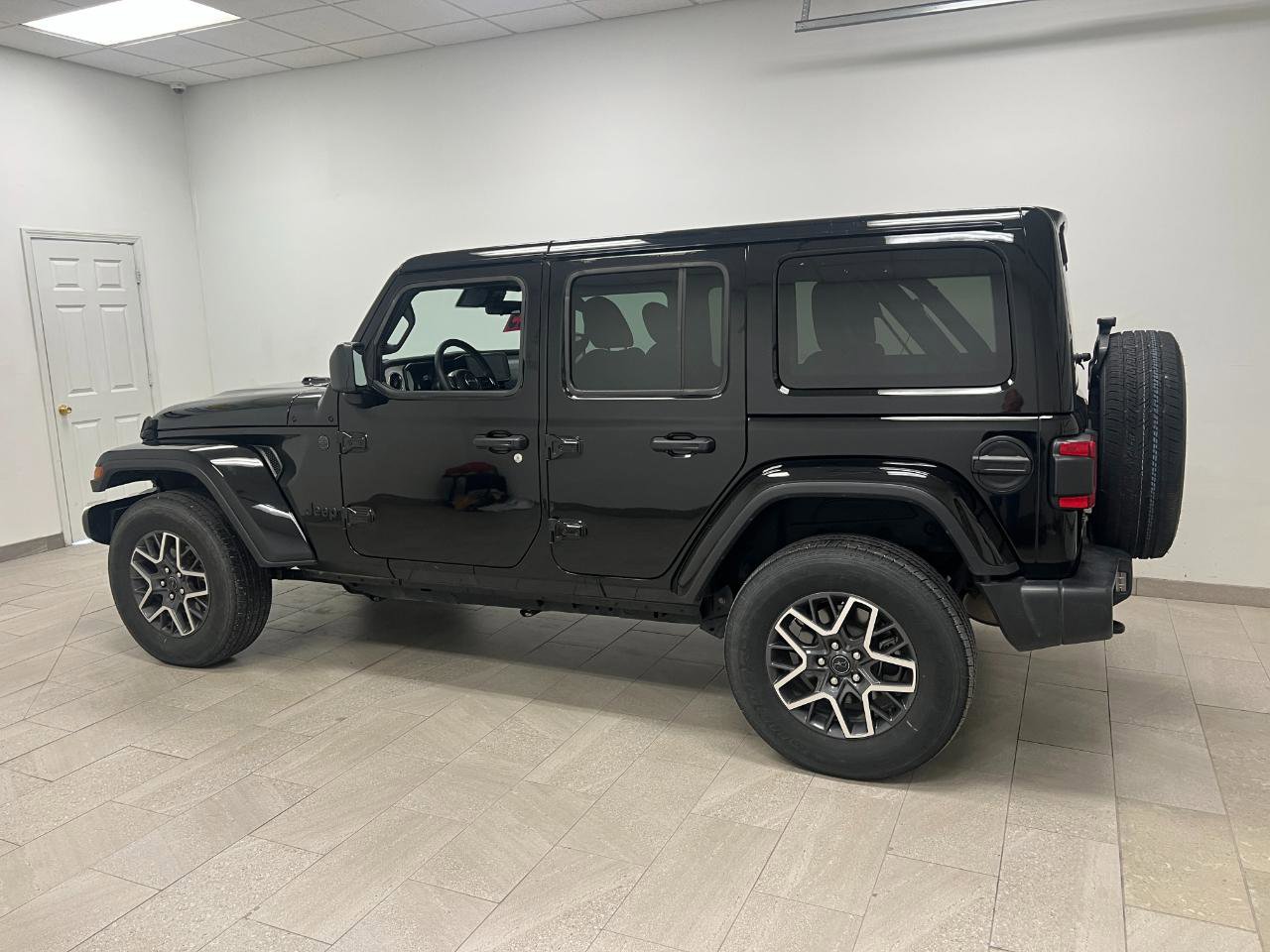 Used 2025 Jeep Wrangler Unlimited Sahara image 14
