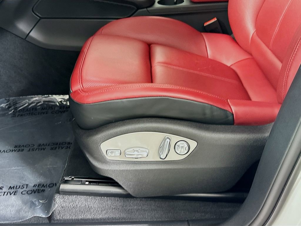 Certified 2026 Porsche Macan image 21