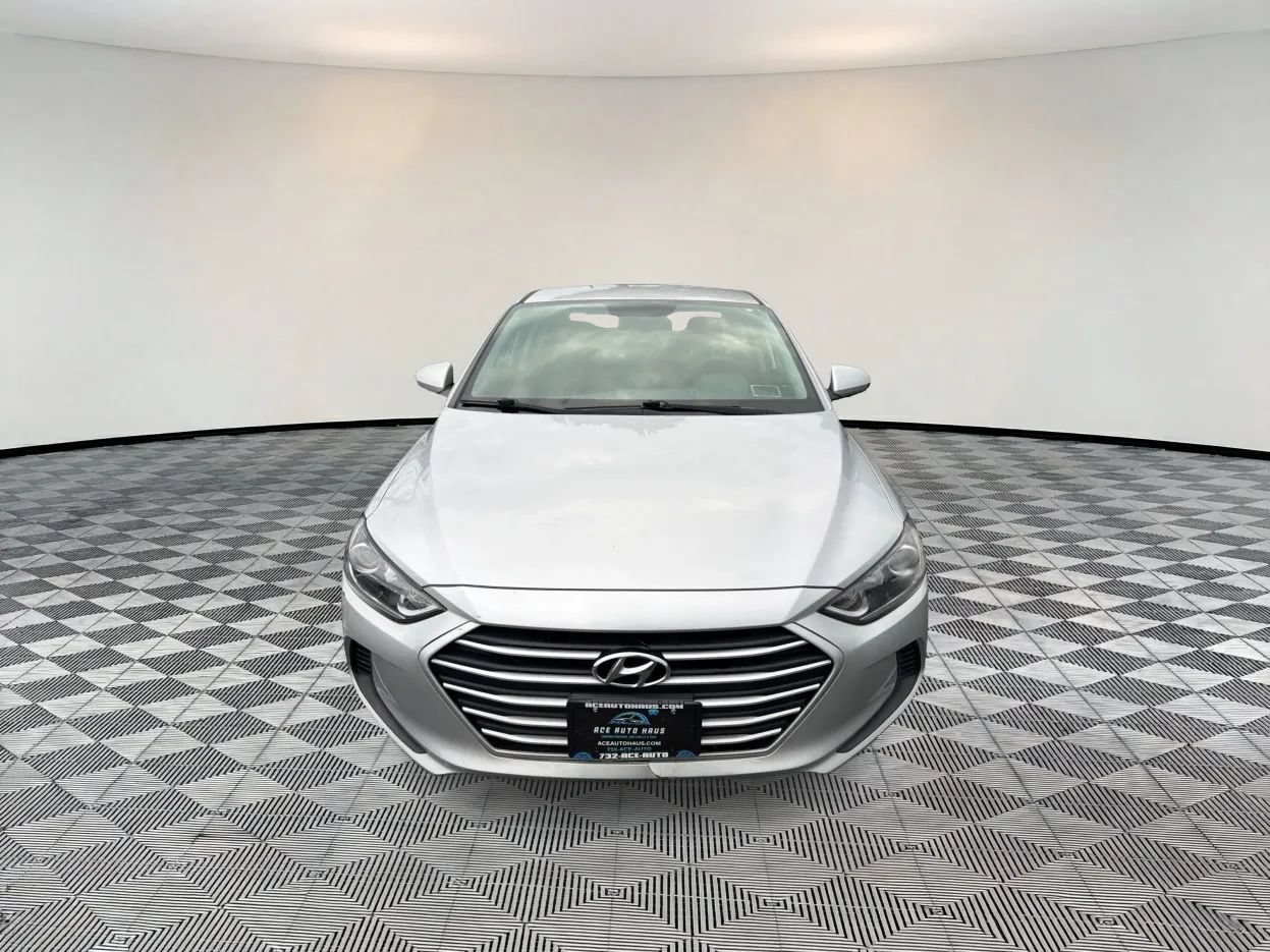 Used 2018 Hyundai Elantra SE w/ SE Connectivity Package 04 FWD image 2
