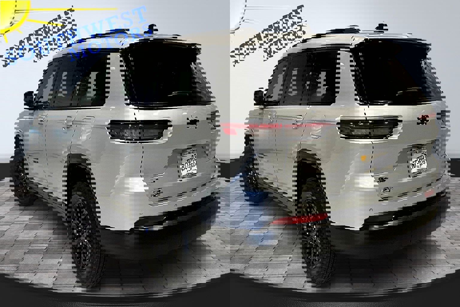 Used 2024 Jeep Grand Cherokee L Laredo image 4