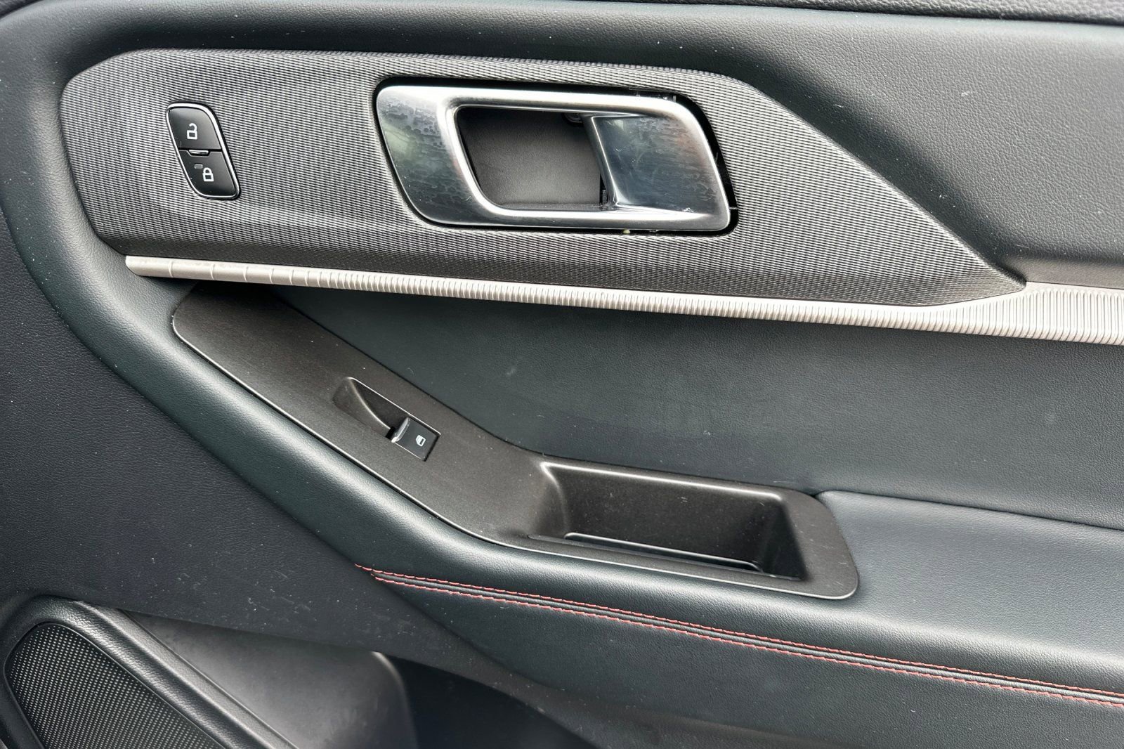 Used 2025 Ford Explorer ST-Line w/ ST-Line Street Pack image 22