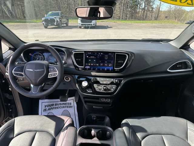 Used 2025 Chrysler Pacifica Select FWD image 12