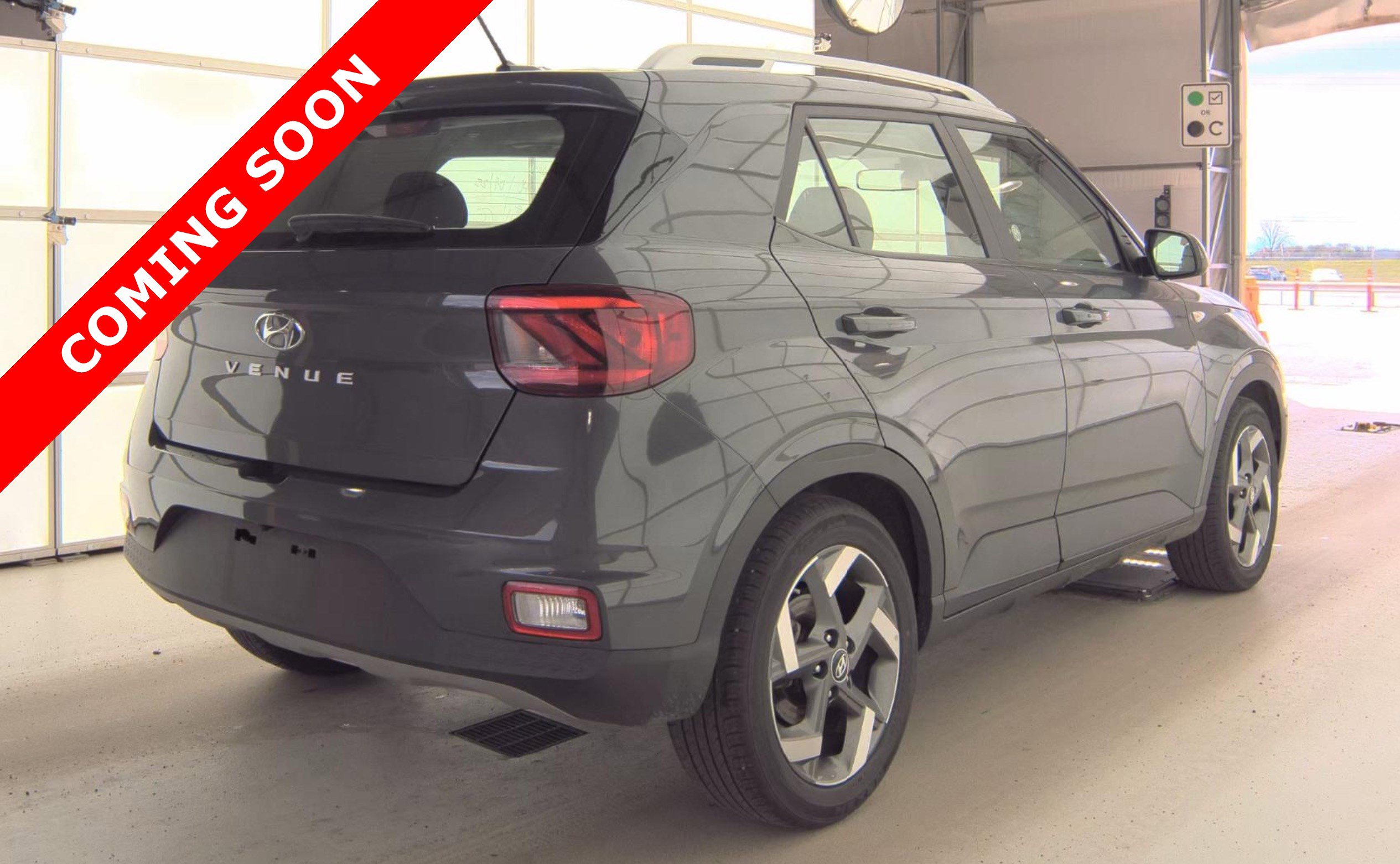 Used 2025 Hyundai Venue SEL FWD image 4