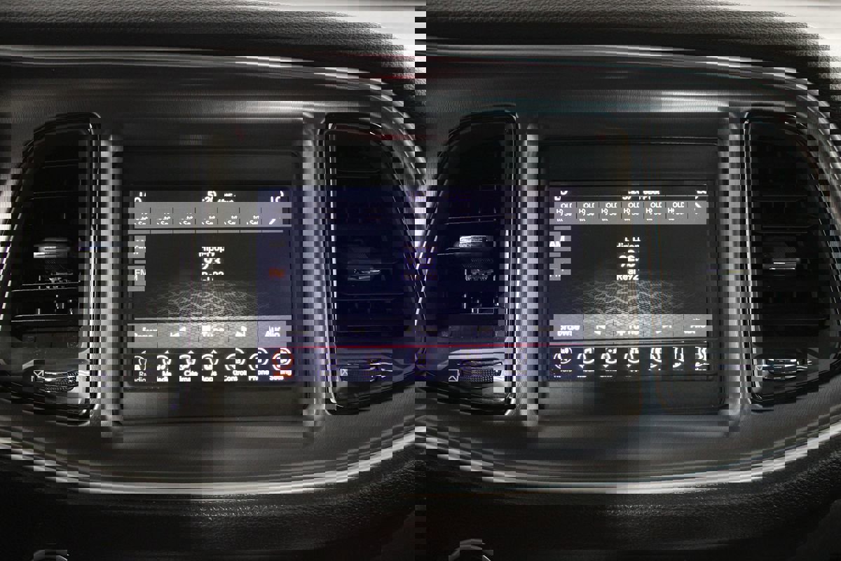 Used 2021 Dodge Challenger SXT image 16