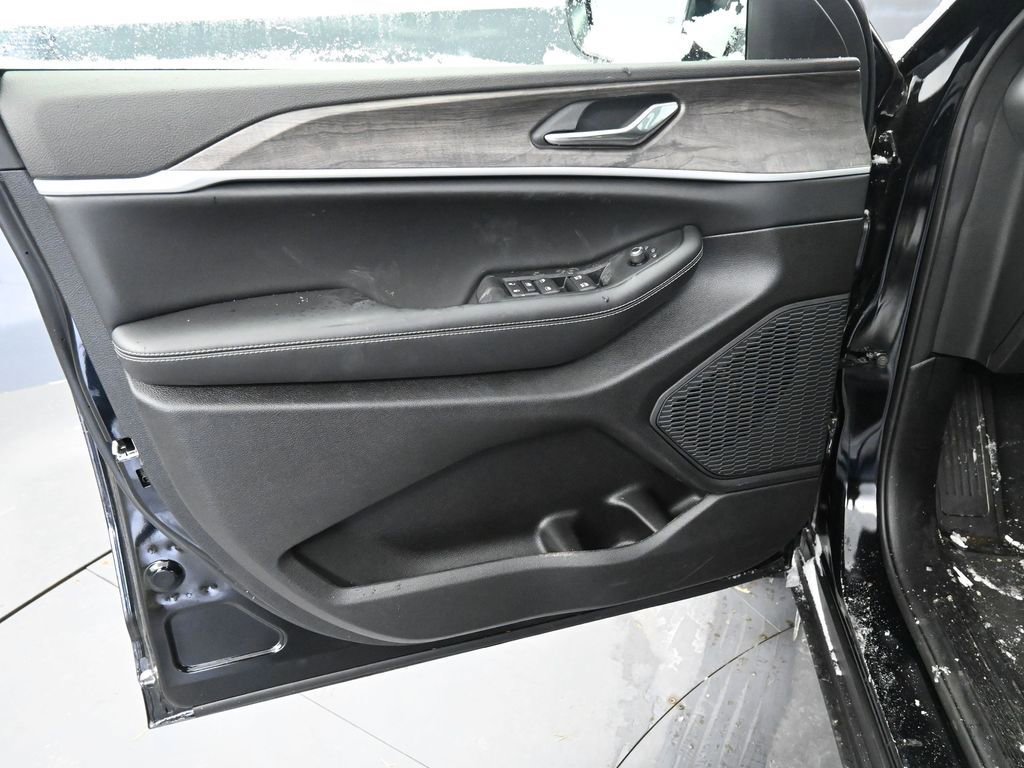 New 2026 Jeep Grand Cherokee Altitude image 12