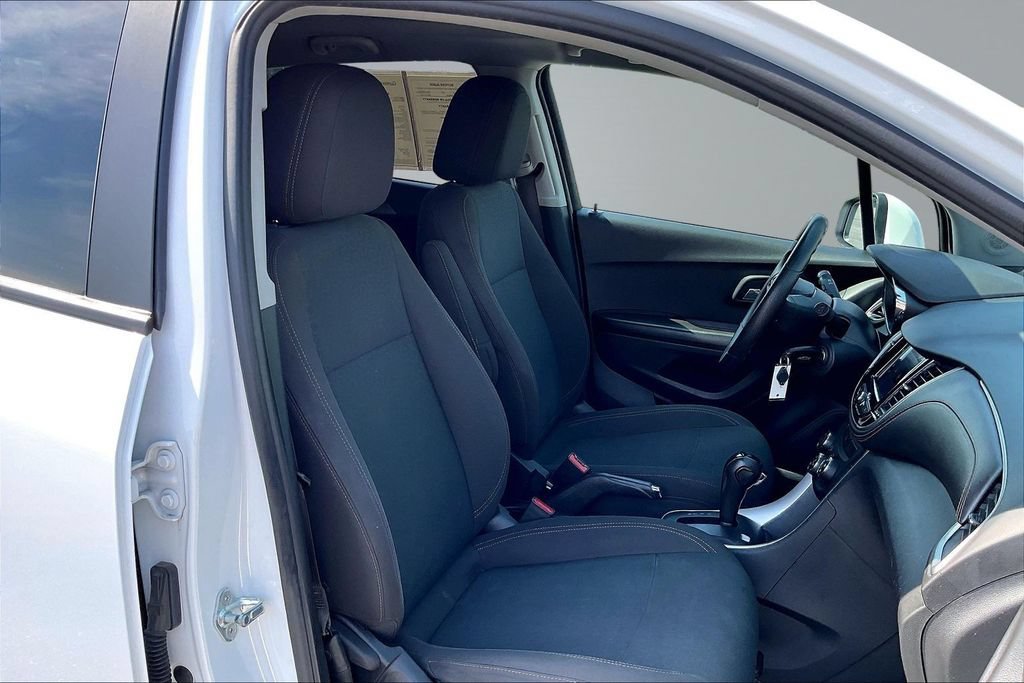 Used 2022 Chevrolet Trax LS w/ Tint and Cruise Package FWD image 7