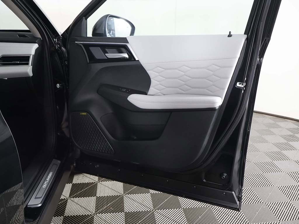New 2025 Mitsubishi Outlander AWD image 31
