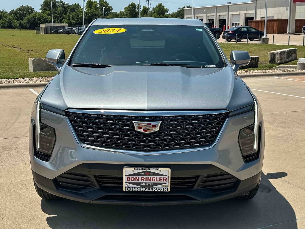 Used 2024 Cadillac XT4 Luxury w/ Cold Weather Package FWD image 8