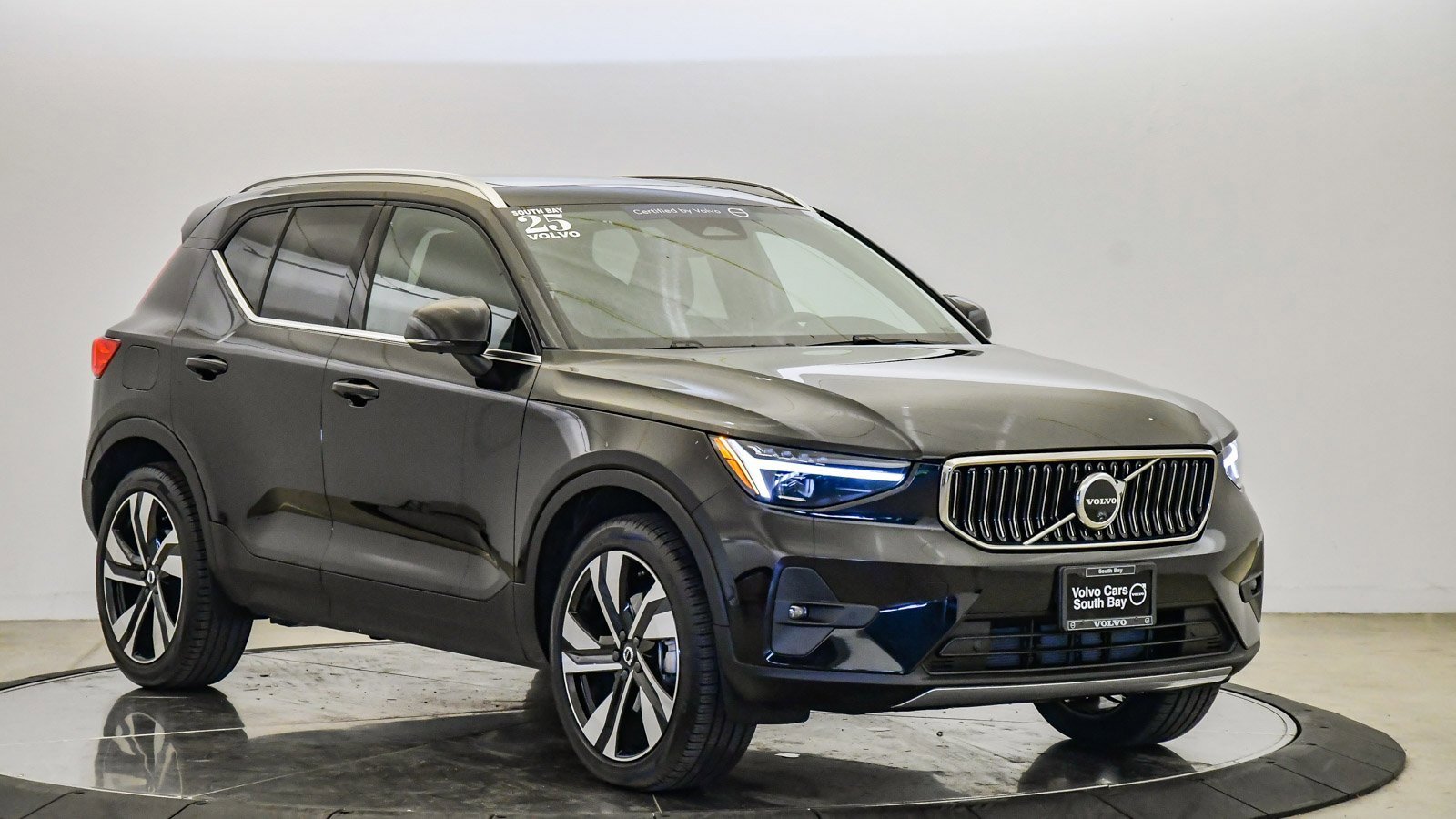 Certified 2025 Volvo XC40 B5 Ultra w/ Climate Package image 6