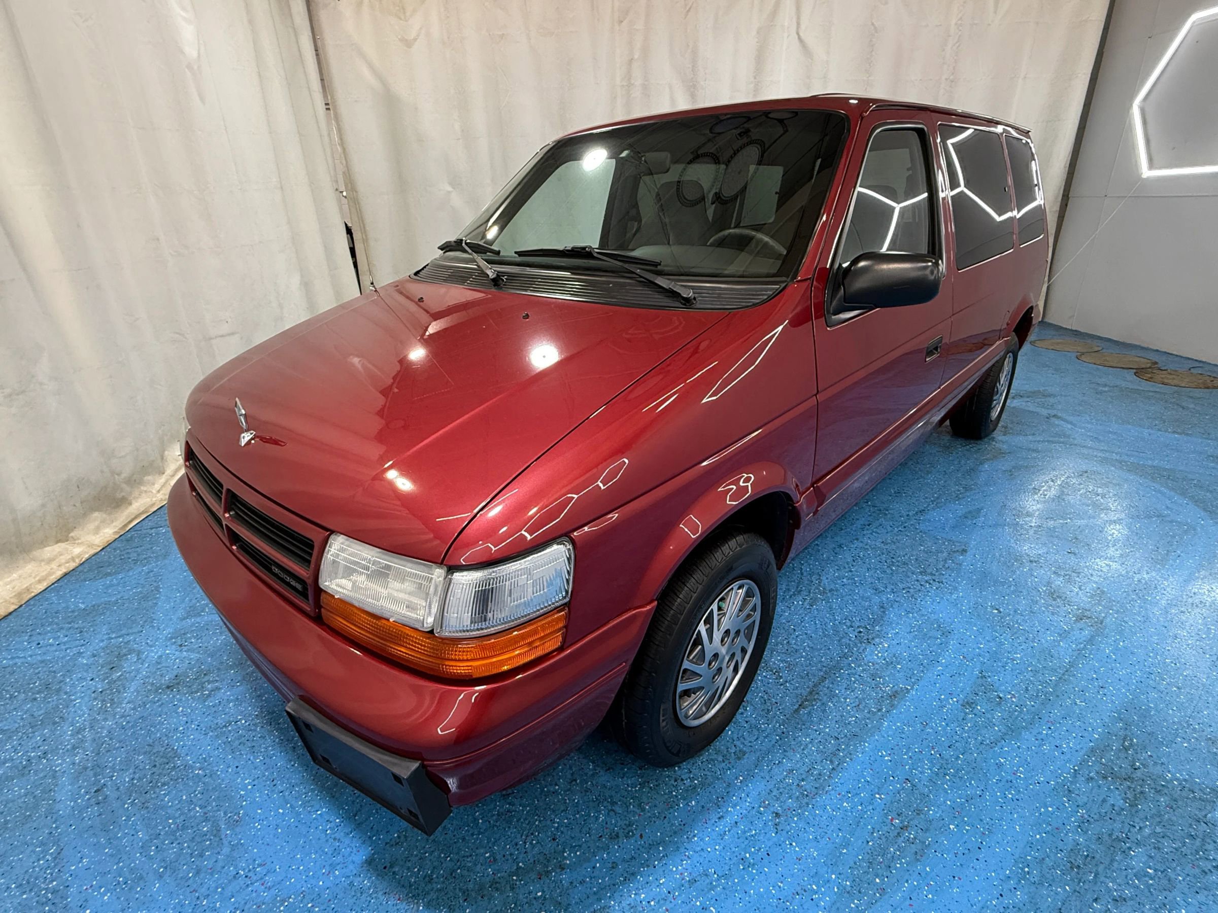 Used 1995 Dodge Caravan Minivan image 4
