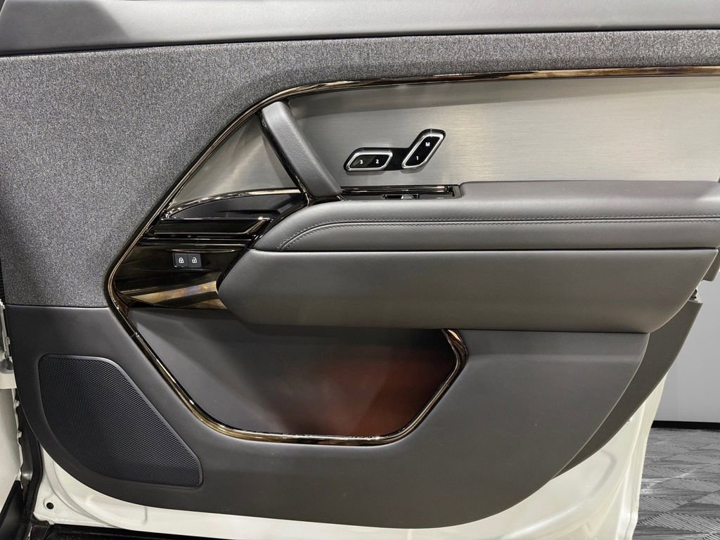 Used 2025 Land Rover Range Rover Sport Dynamic SE image 13