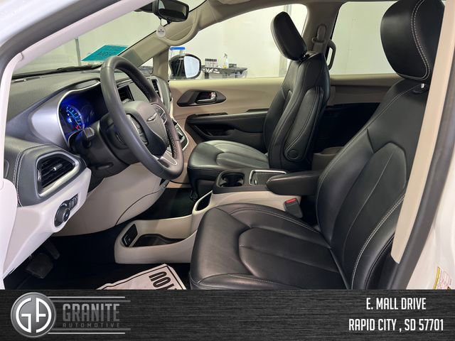 Used 2024 Chrysler Pacifica Select image 9