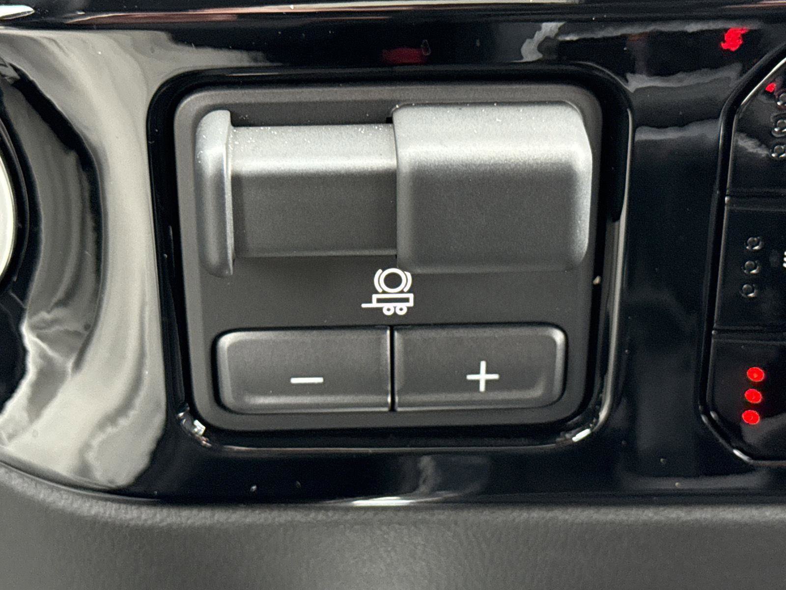 Used 2025 Chevrolet Silverado 1500 LTZ image 22