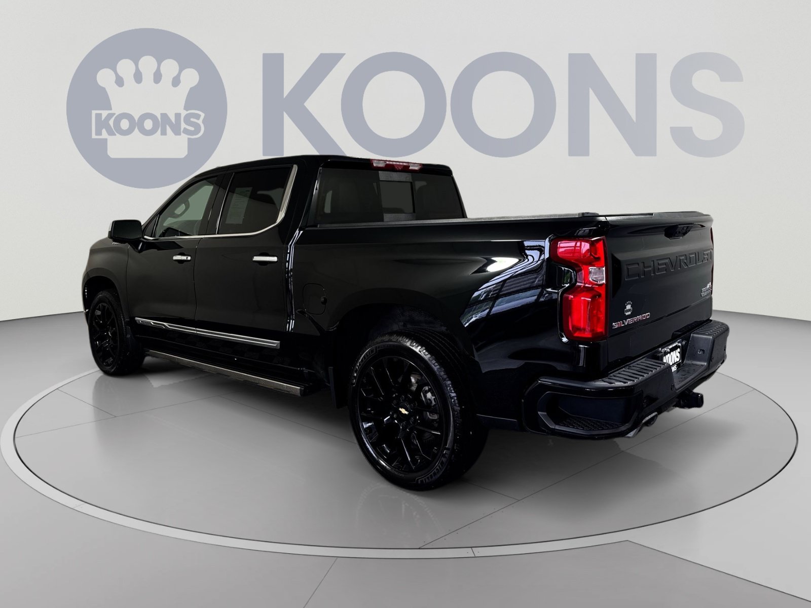Used 2024 Chevrolet Silverado 1500 High Country w/ High Country Premium Package AWD/4WD image 4
