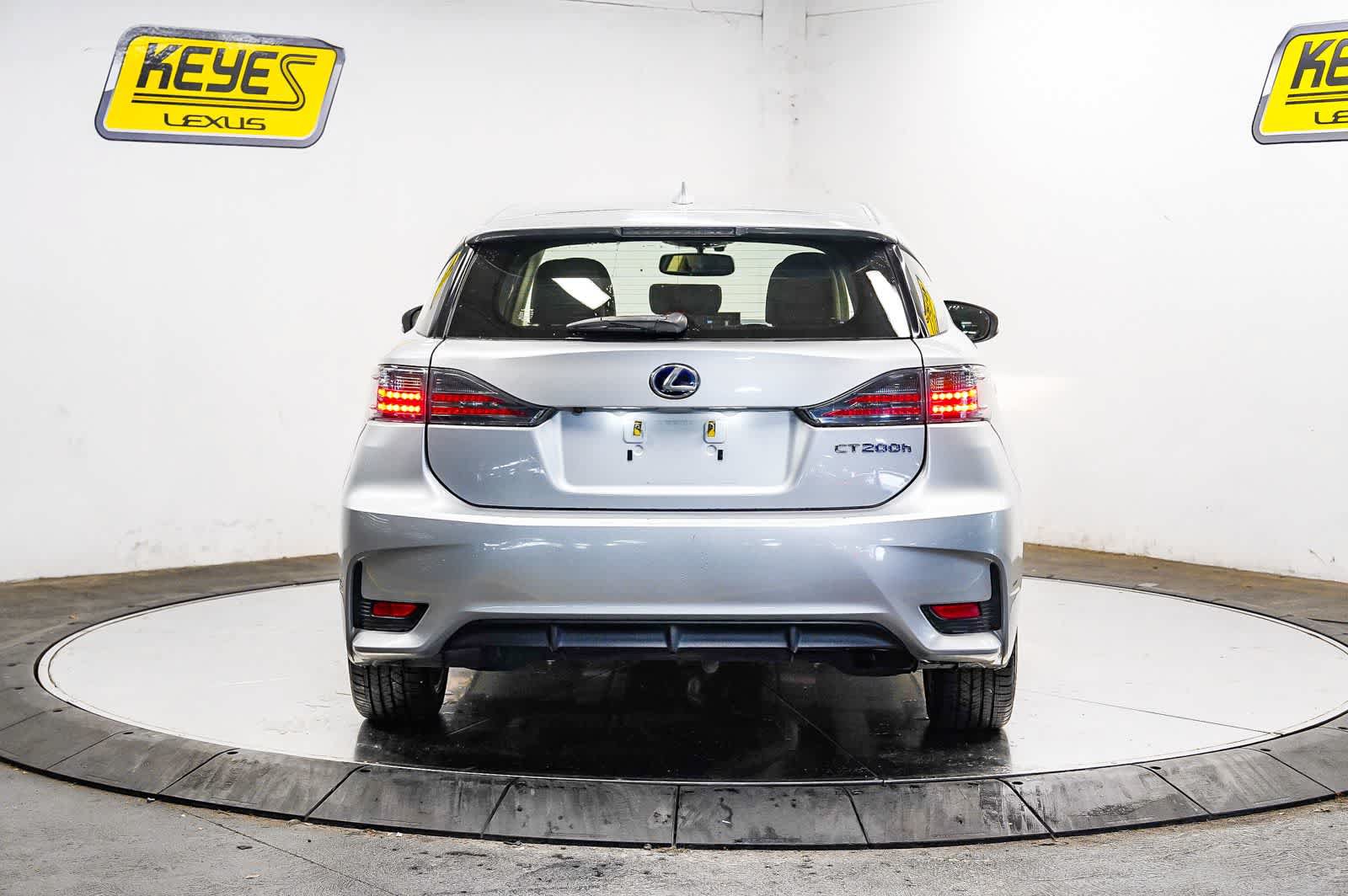 Used 2015 Lexus CT 200h w/ Navigation Package FWD image 3