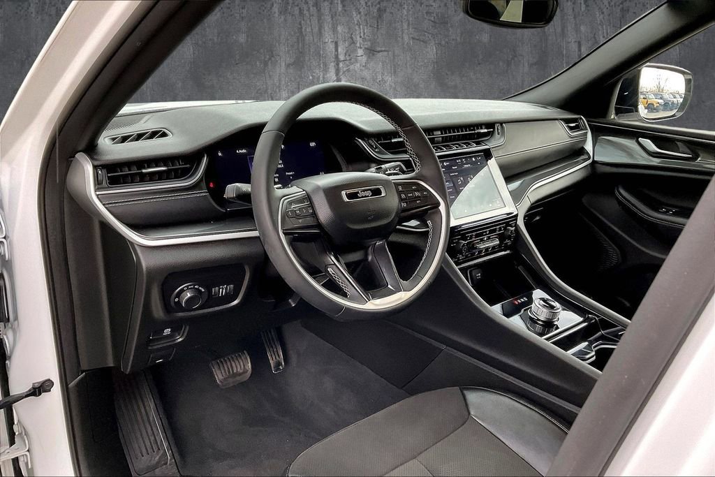 Used 2023 Jeep Grand Cherokee Altitude AWD/4WD image 17