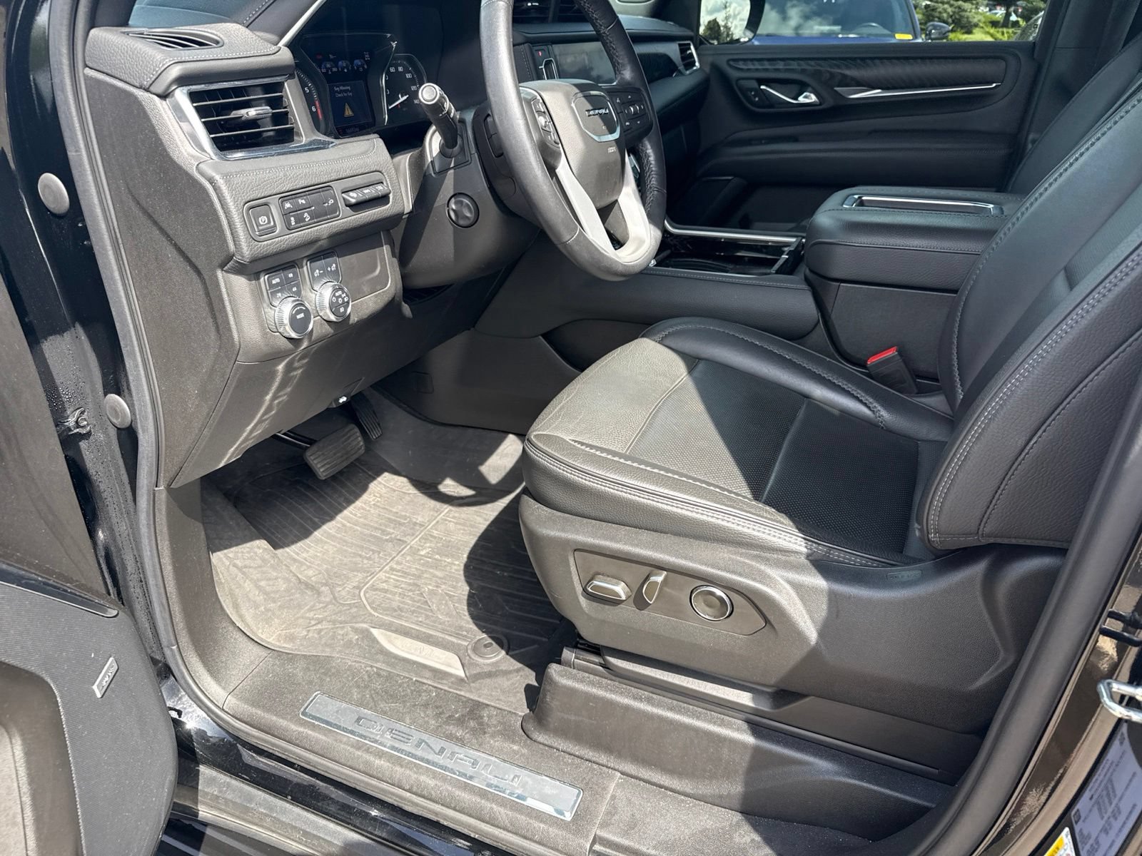 Used 2021 GMC Yukon Denali w/ LPO, Illumination Package AWD/4WD image 9