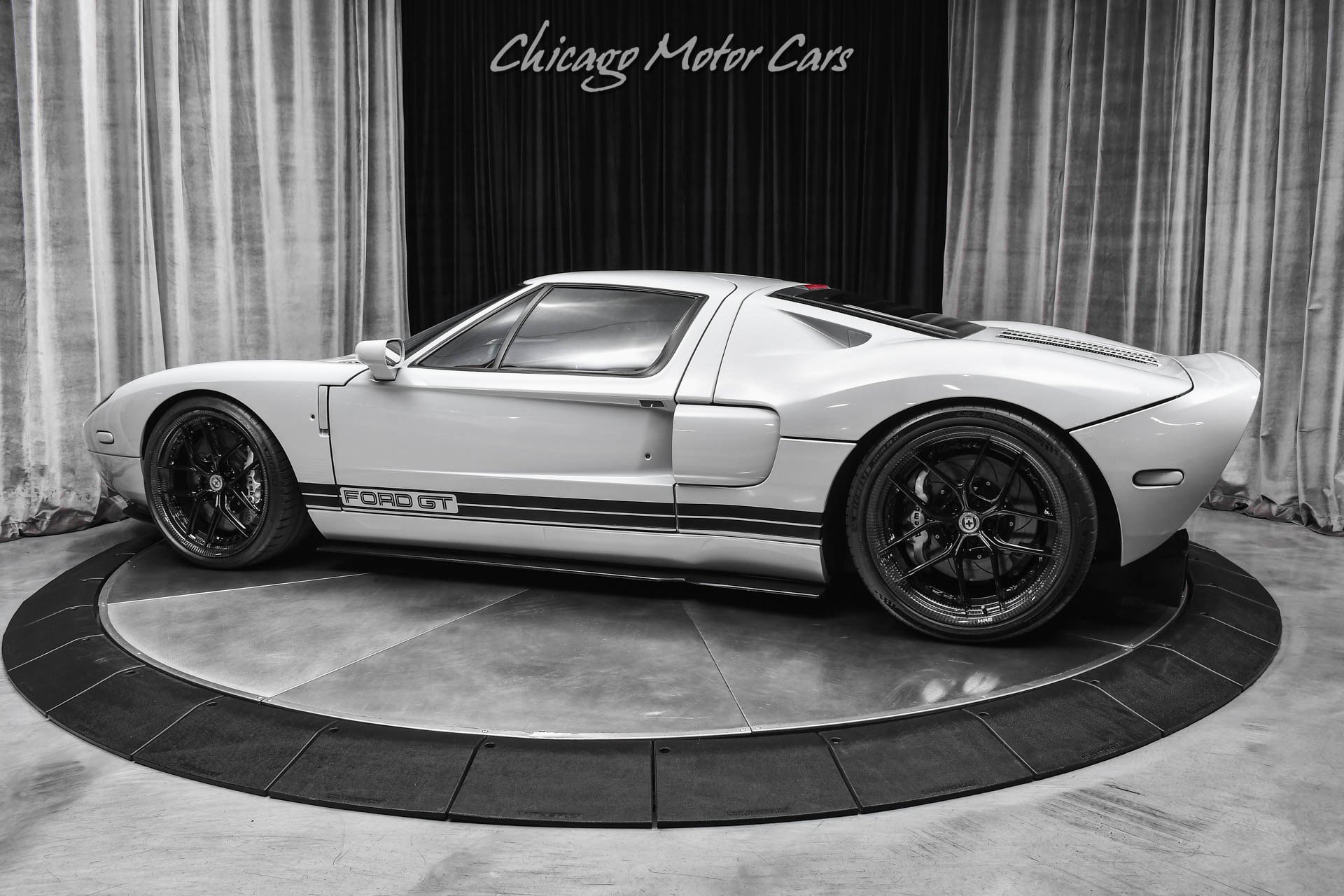 Used 2005 Ford GT RWD image 3
