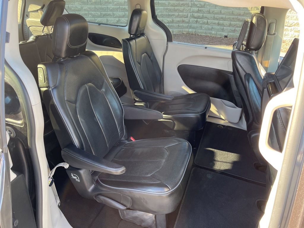 Used 2018 Chrysler Pacifica Limited w/ Tire & Wheel Group image 14