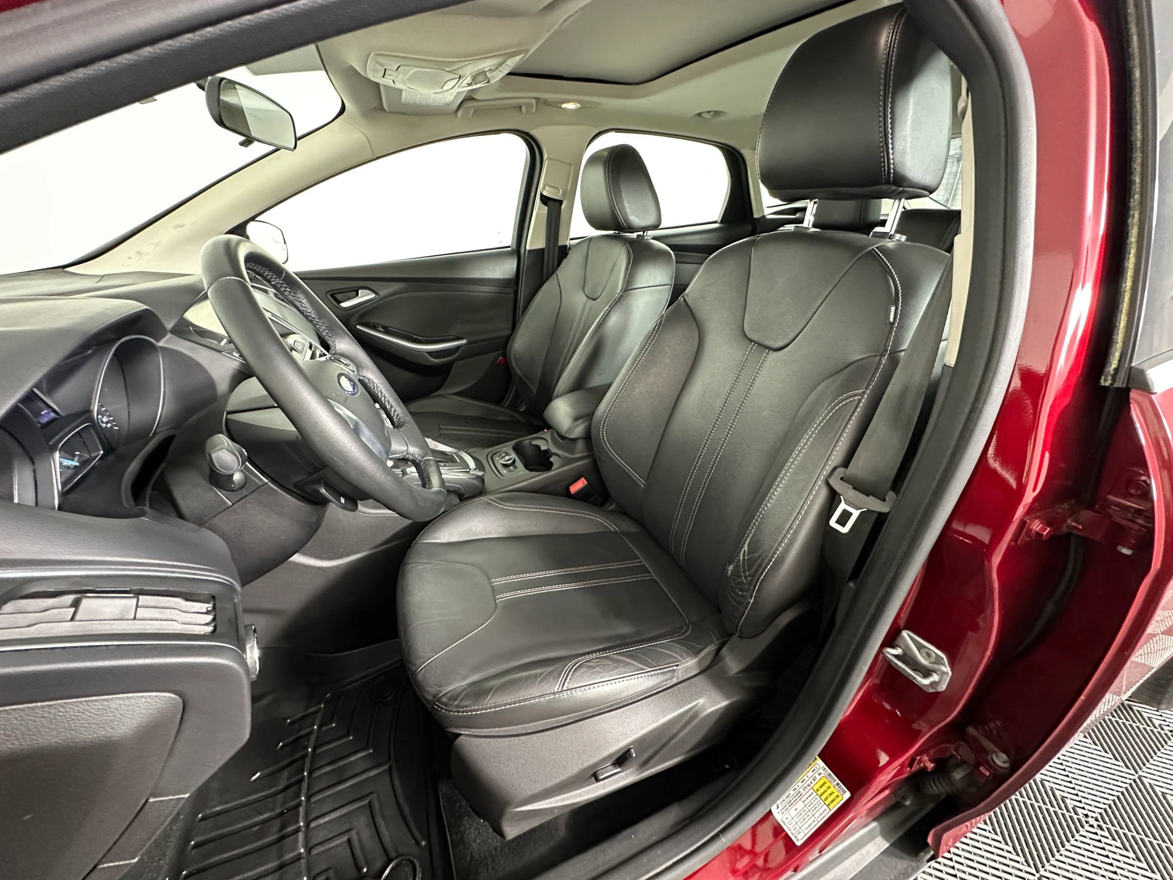 Used 2013 Ford Focus Titanium FWD image 30