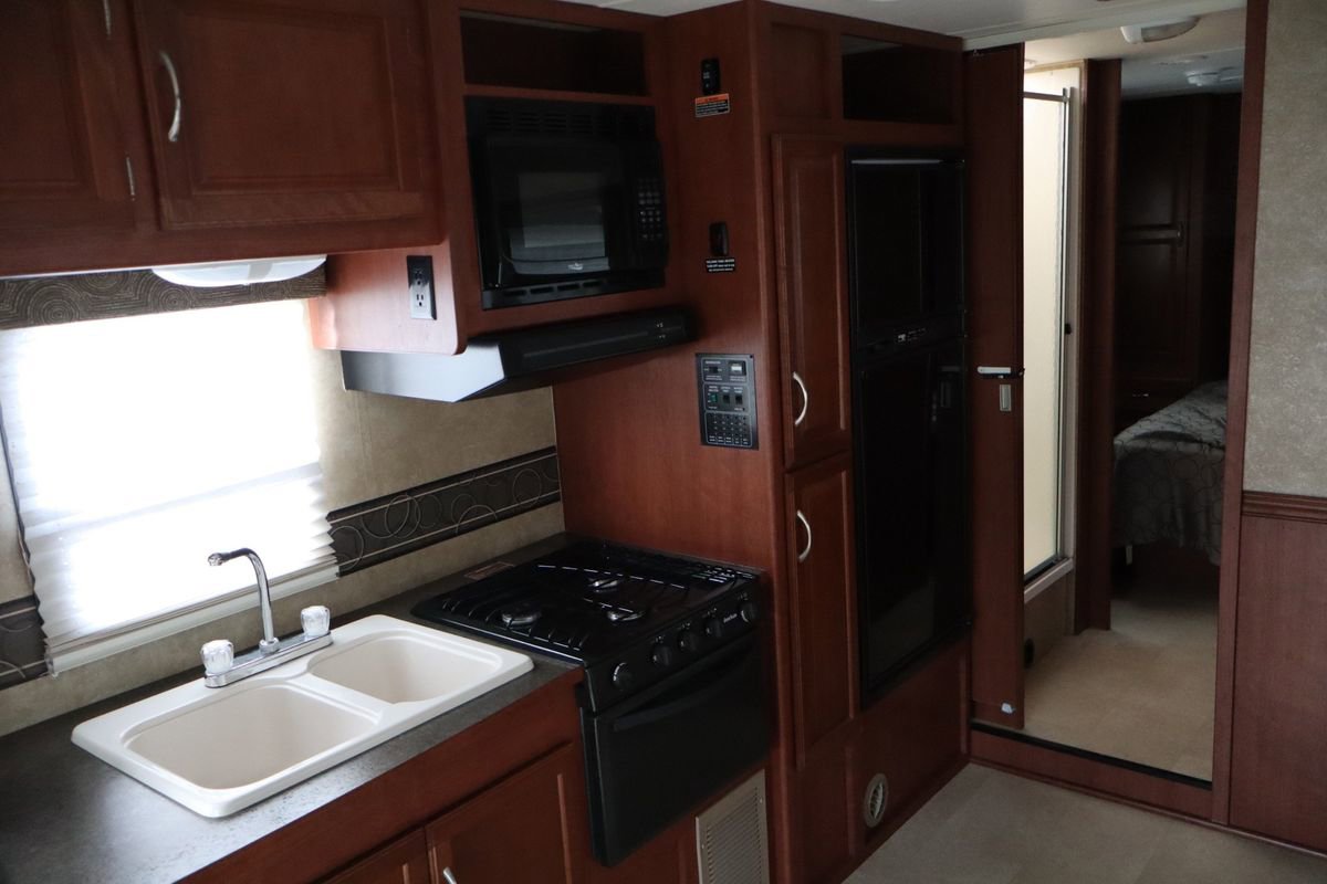 Used 2015 Ford E-450 and Econoline 450 Super Duty w/ Motorhome Prep Package image 34