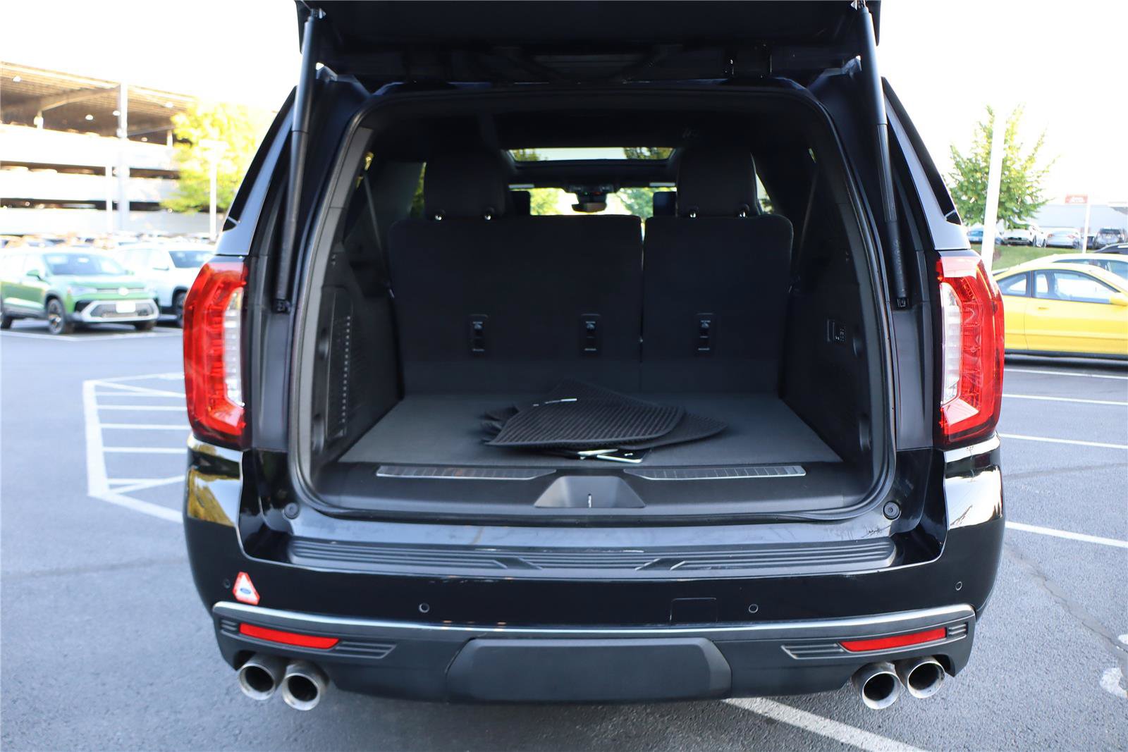 Used 2023 GMC Yukon XL Denali Ultimate AWD/4WD image 5