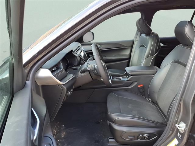 New 2025 Jeep Grand Cherokee Altitude image 17