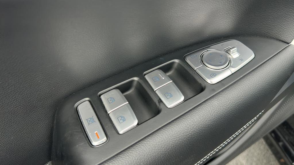Used 2025 Genesis G70 2.5T image 10