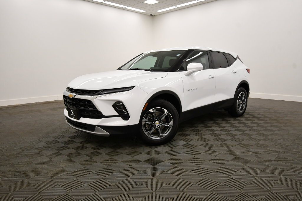 Used 2025 Chevrolet Blazer LT AWD/4WD image 2
