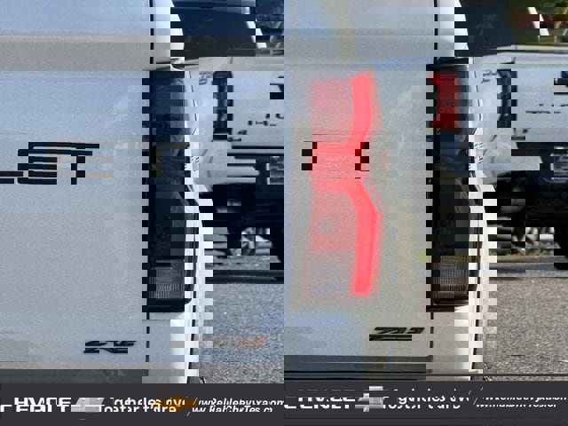 Used 2025 Chevrolet Colorado ZR2 w/ Technology Package AWD/4WD image 8