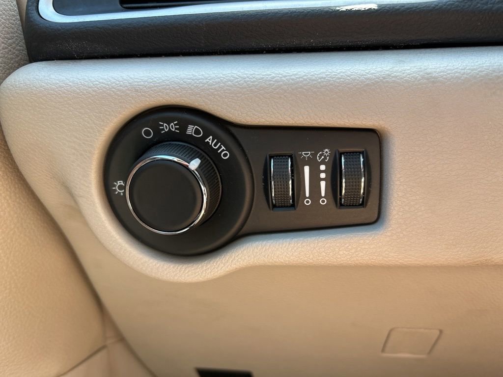 Used 2022 Chrysler Voyager LX FWD image 30