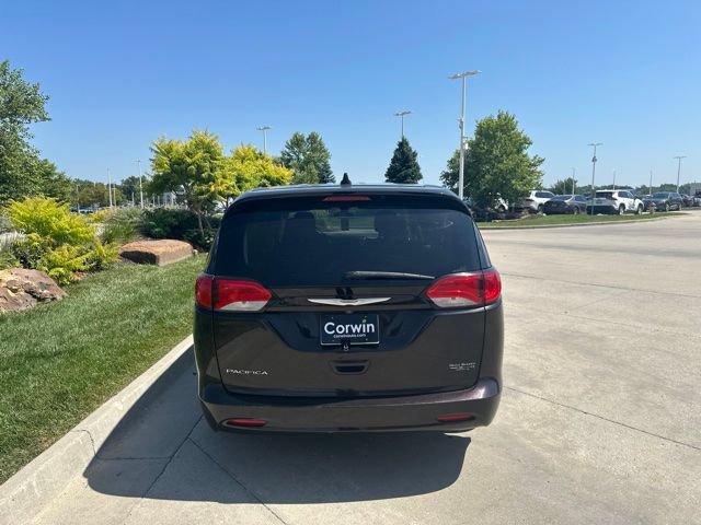 Used 2017 Chrysler Pacifica Touring w/ Tire & Wheel Group FWD image 7