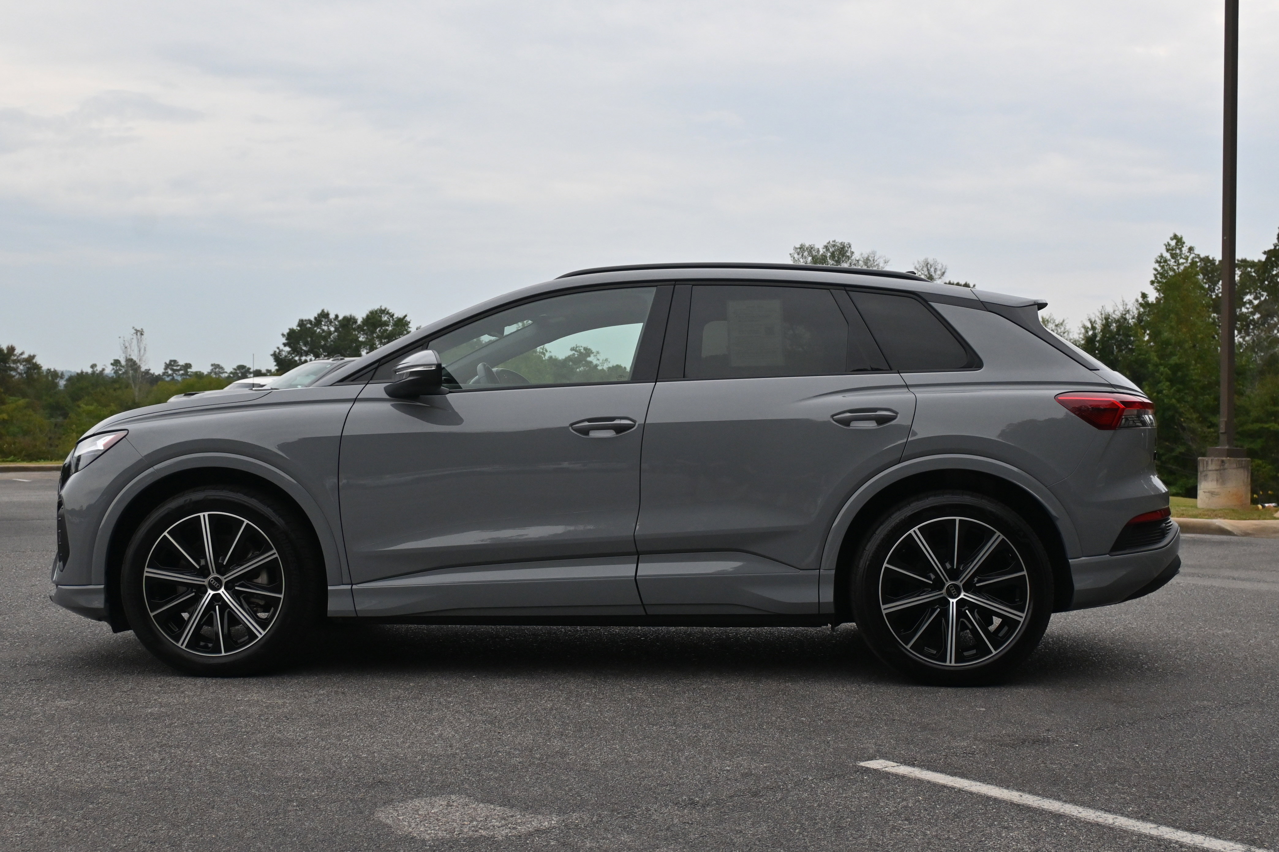 Used 2025 Audi Q4 e-tron Premium Plus image 6