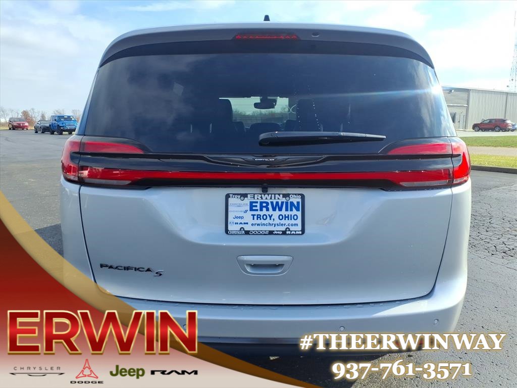 New 2026 Chrysler Pacifica Select w/ S Appearance Package image 4