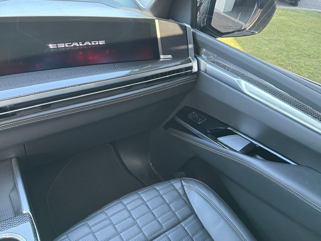 Certified 2025 Cadillac Escalade ESV V w/ LPO, ONYX Package AWD/4WD image 20