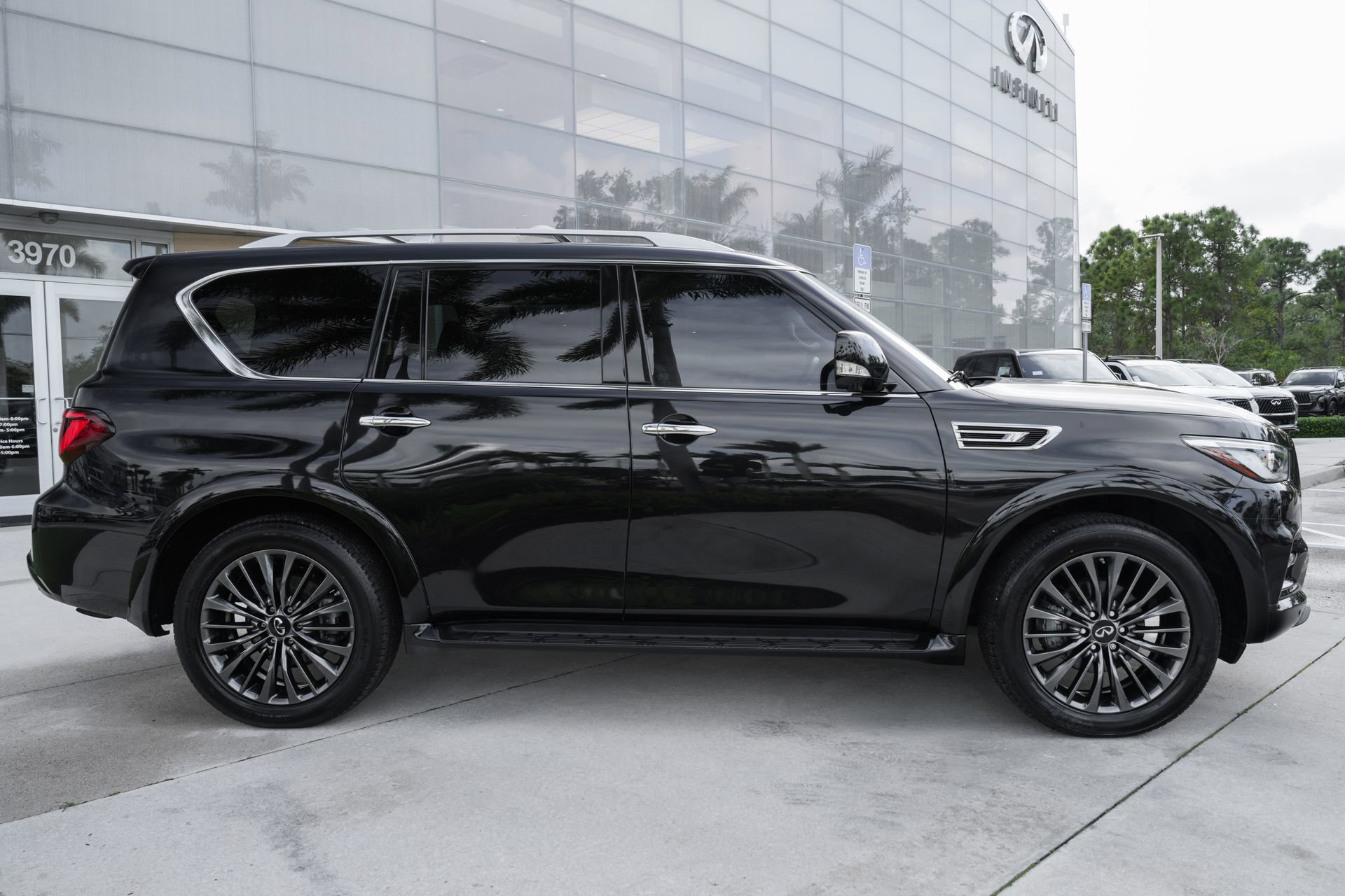 Certified 2024 INFINITI QX80 Premium Select w/ Cargo Package image 27