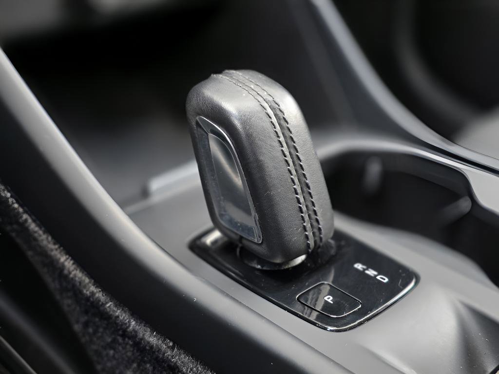 Used 2020 Volvo XC40 T5 Momentum image 35