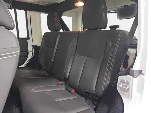 Used 2017 Jeep Wrangler Unlimited Sahara w/ Connectivity Group AWD/4WD image 11