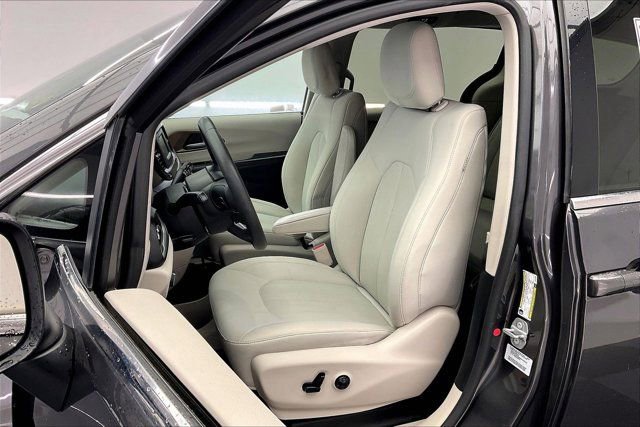 Used 2017 Chrysler Pacifica LX image 18