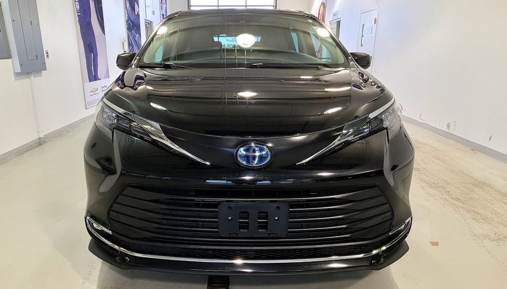 Used 2024 Toyota Sienna XLE image 3