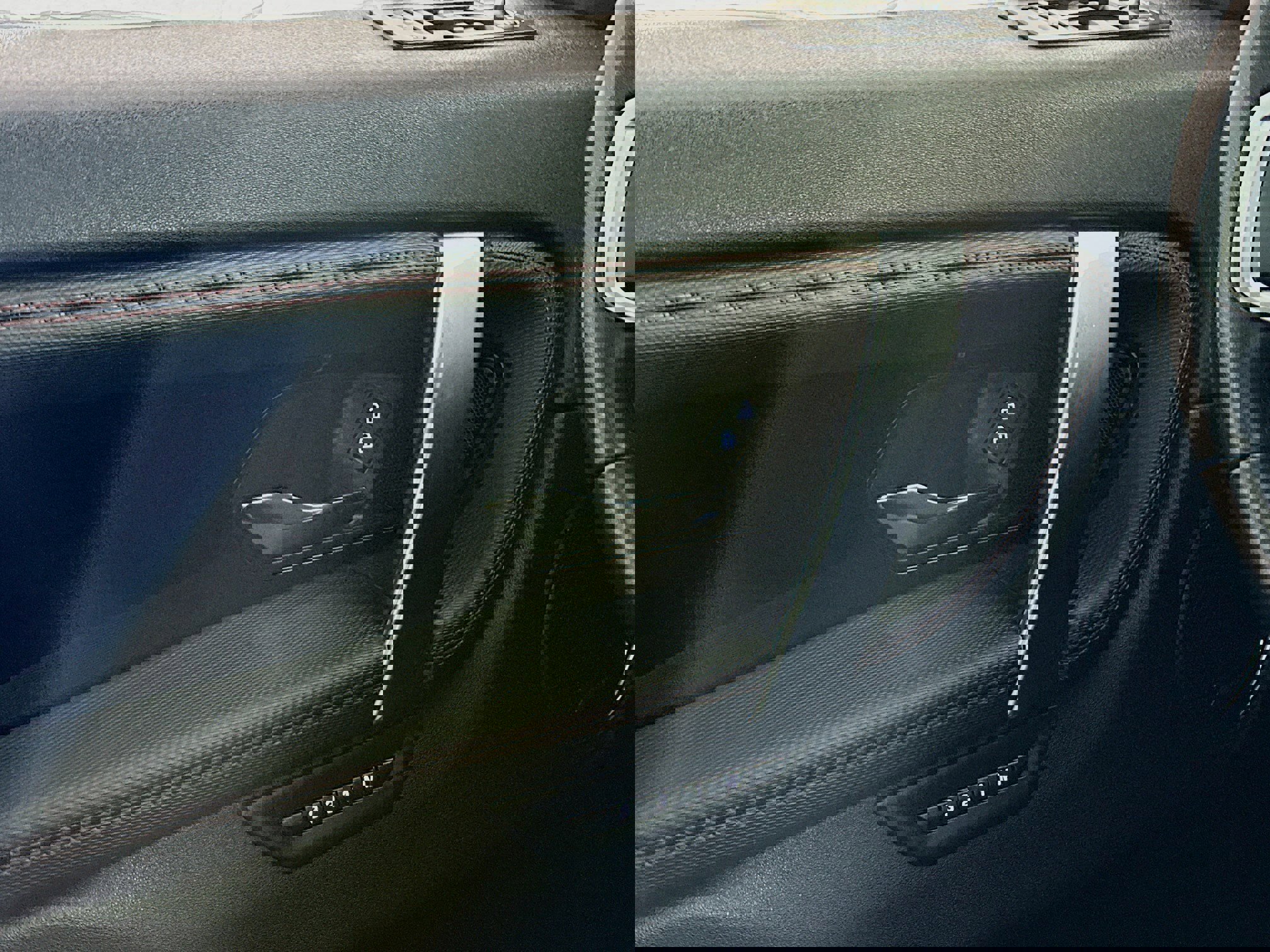 Used 2023 Land Rover Discovery Sport SE R-Dynamic image 15