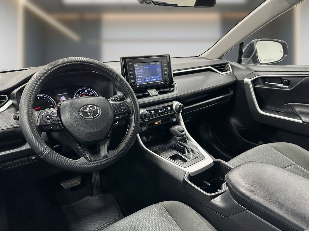 Used 2022 Toyota RAV4 XLE w/ Convenience Package FWD image 11