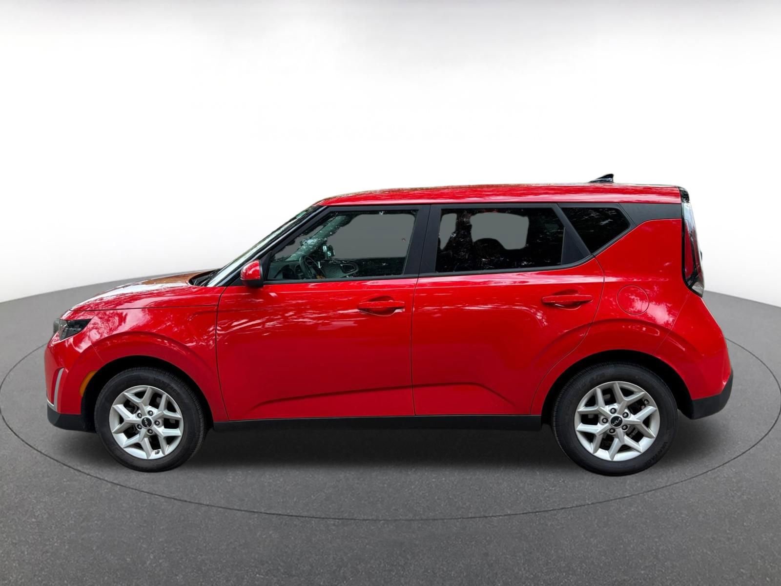 Used 2025 Kia Soul LX w/ LX Technology Package FWD image 4