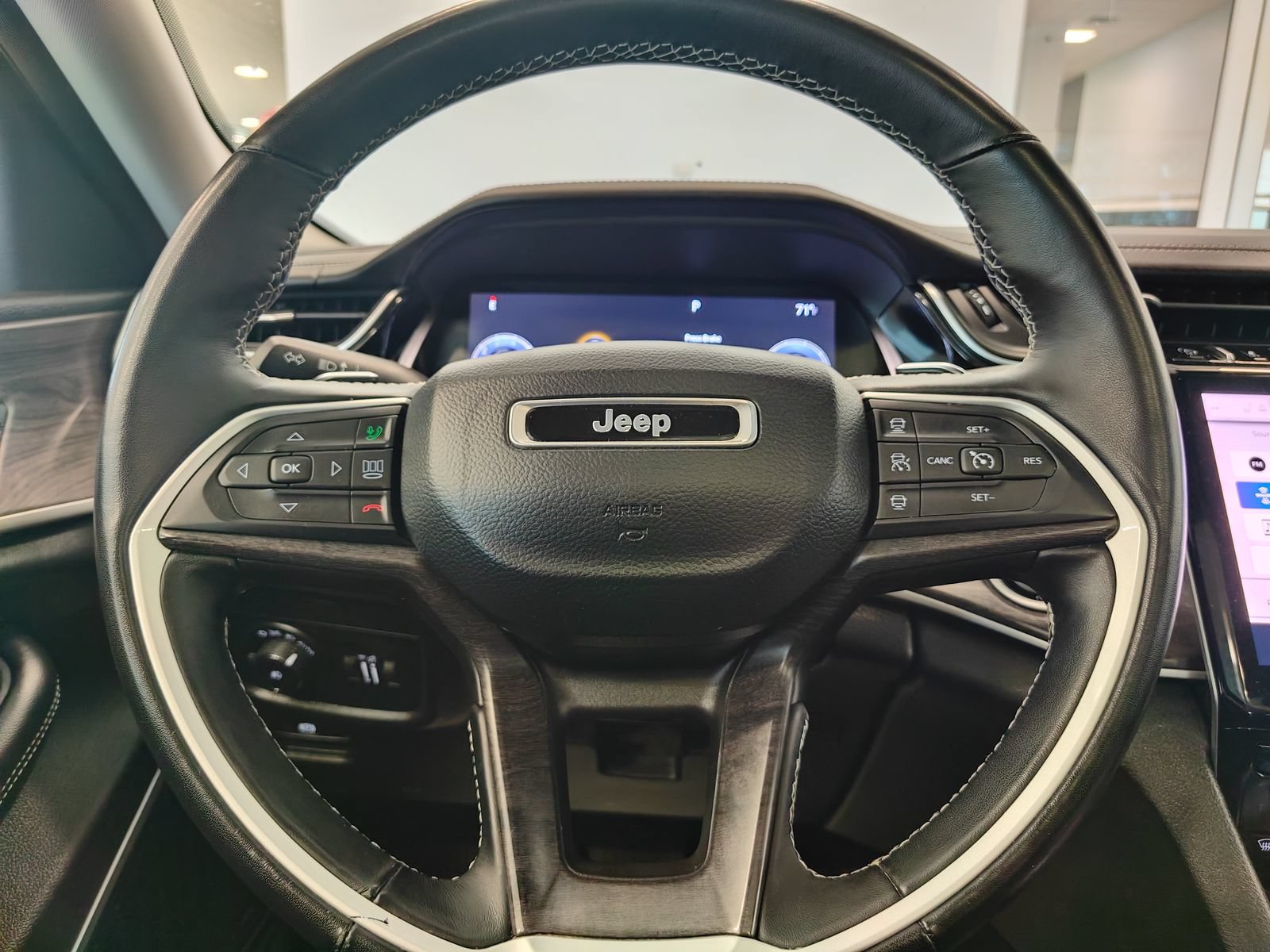 Used 2022 Jeep Grand Cherokee L Limited w/ Black Appearance Package AWD/4WD image 15